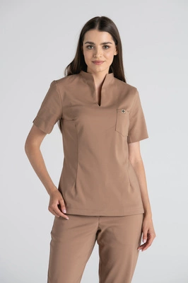 Elegancka bluza medyczna damska ze stójką May - Cinnamon - Kangoomed by Emily